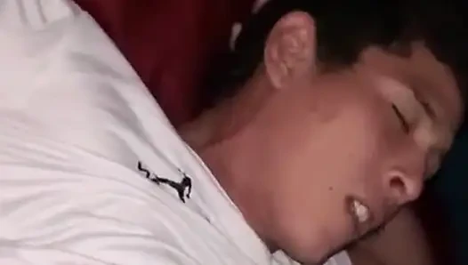 En iyi arkadaşımı tahrik ettim ve derin, kıllı bir anal seksle sona erdi!