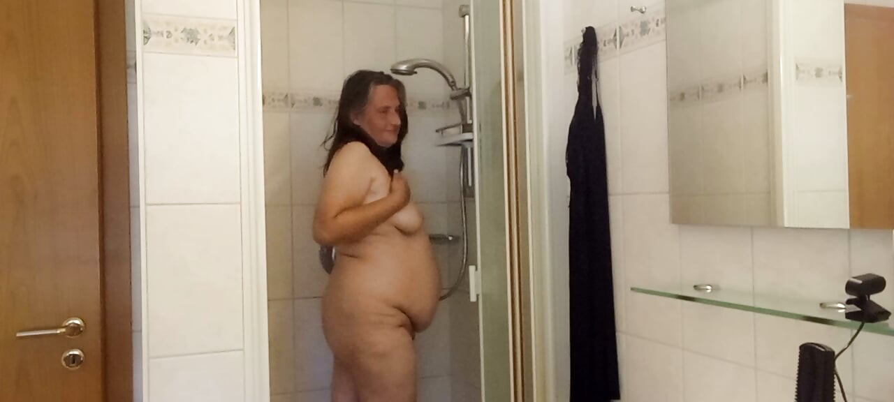 Wanita dewasa gemuk mandi secara alami - Part 1