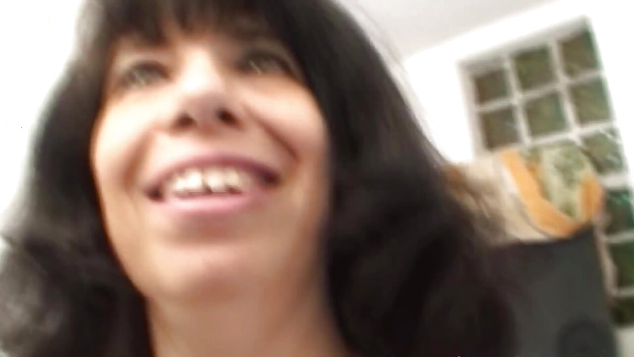 Enorme pau branco fode uma mulher madura de classe alta na bunda