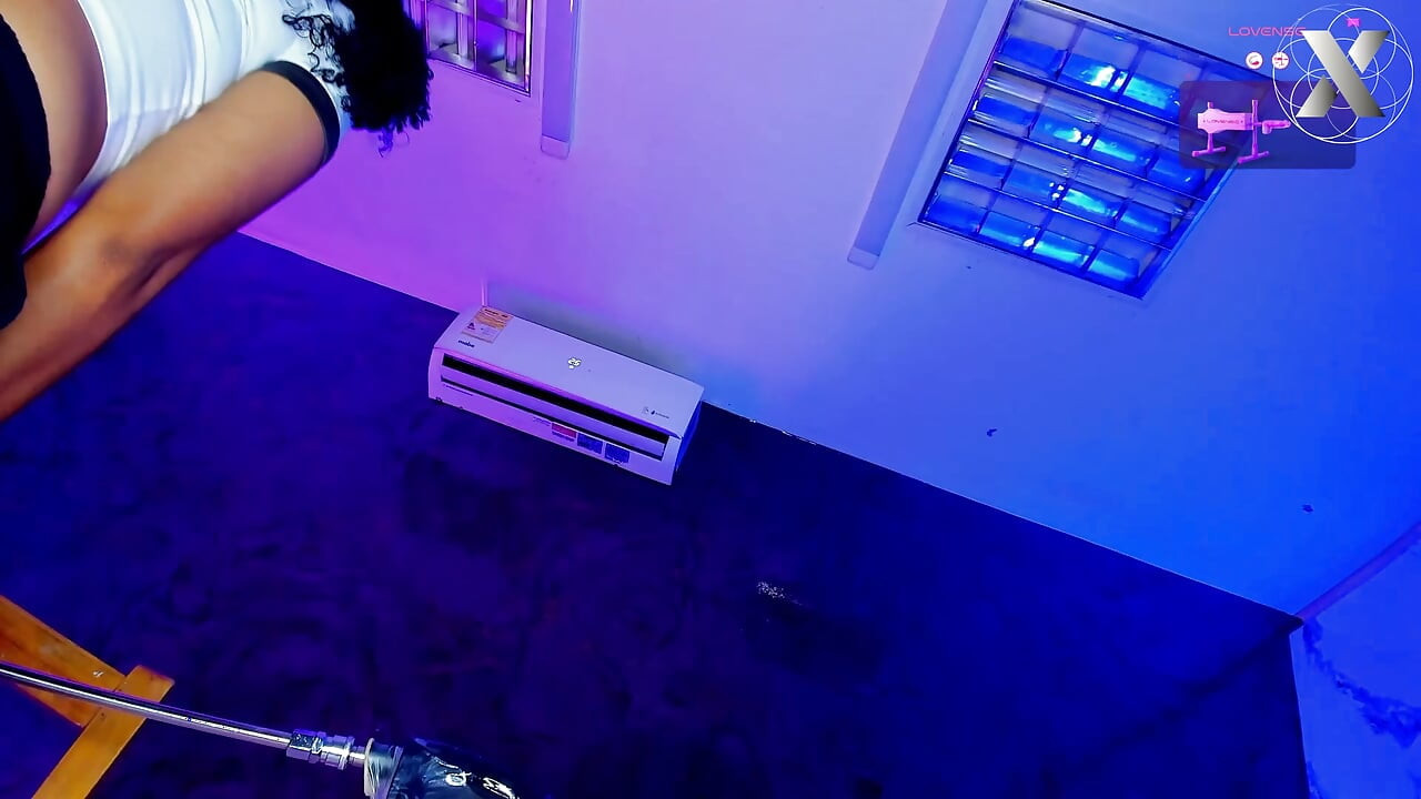 मेरा डिल्डो उसे पूरी तरह से भर देता है, वह इसे और नहीं ले सकती