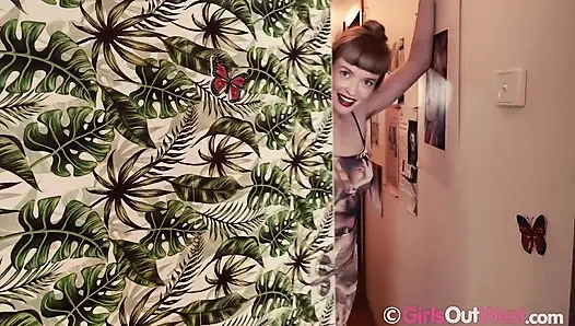 Das behaarte schätzchen mit großen natürlichen titten masturbiert mit vibrator und glasdildo