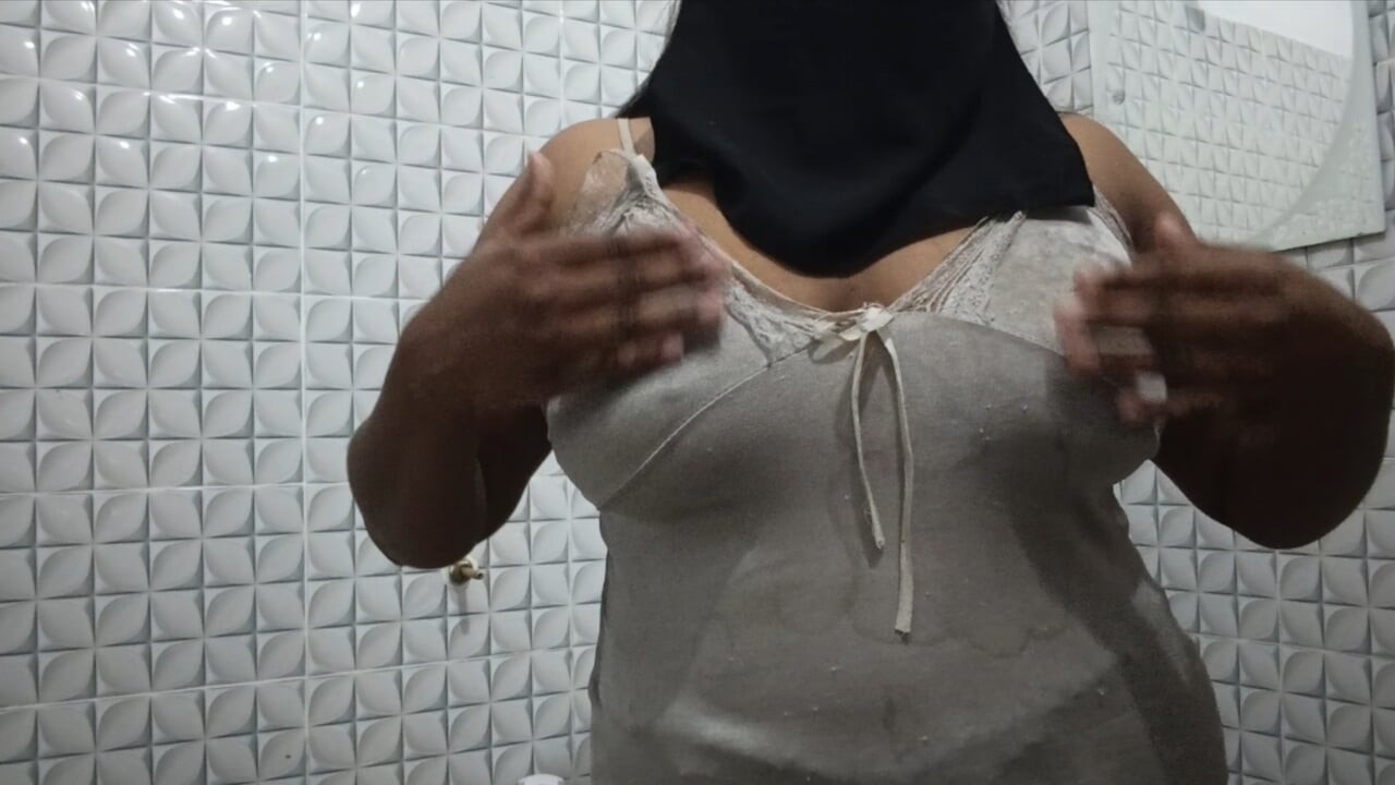 Desi babe removing clothes in shower