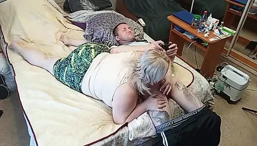 Permainan konsol berakhir dengan blowjob dari ibu tiri dengan menelan sperma