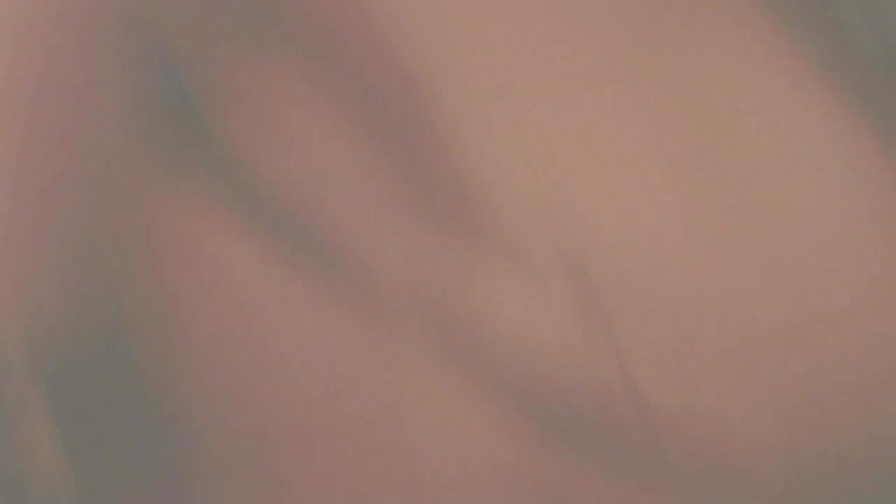 Swemature i den sorte seng med dildo, buttplug, tævekrave, lædercufs, kneppe og sluge sperm.
