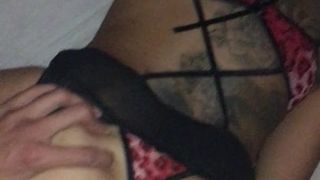Esposa negra tatuada em lingerie sendo fodida de quatro