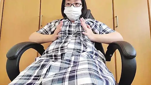 Eine verheiratete frau empfindet vergnügen, als sie auf böse weise mit ihrer muschi spielt