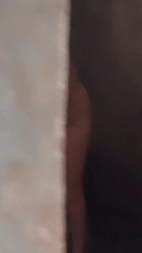 MINHA MEIA-IRMÃ ESTAVA TOMANDO BANHO E EU A GRAVO E ME MASTURBO ASSISTINDO ELA | Clipe 1