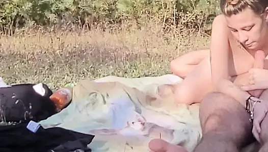 Öffentlicher blowjob im freien, tiefe kehle