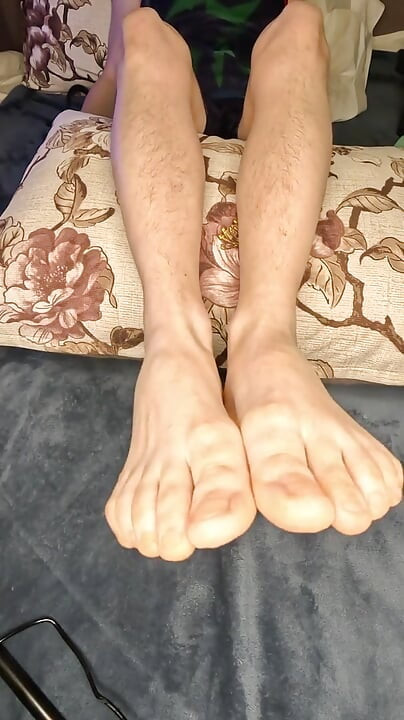 FOOT FETISH. I JERK OFF YOUR COCK WITH MY FEET.