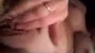 Брюнетка добирається пальцями до оргазаму