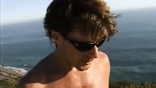 Schwarz-weiß-behaarte muschi ficken in dogging-position am strand