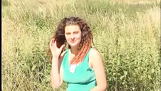 Büyük memeli kızıl saçlı genç kız açık havada elbisesini kaldırıyor