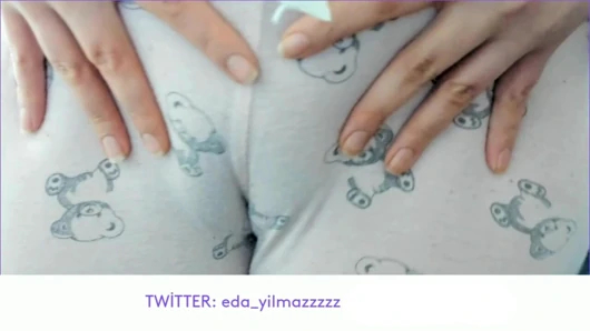 CAMELTOE- MASTURBASI DENGAN PIYAMA- MENGGOSOK MEMEK DENGAN PIYAMA