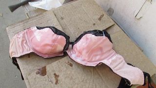 Sutiã de lingerie de cetim sexy é explodido com sêmen grosso