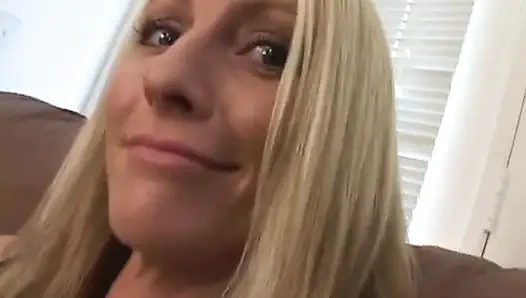 Милфа Emma обладает фантастическим телом и жаждет трахаться