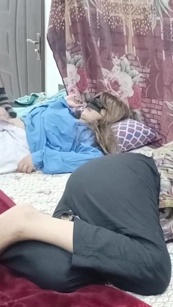 “德西巴基斯坦丈夫与学生妹在妻子旁边出轨”的精彩时刻