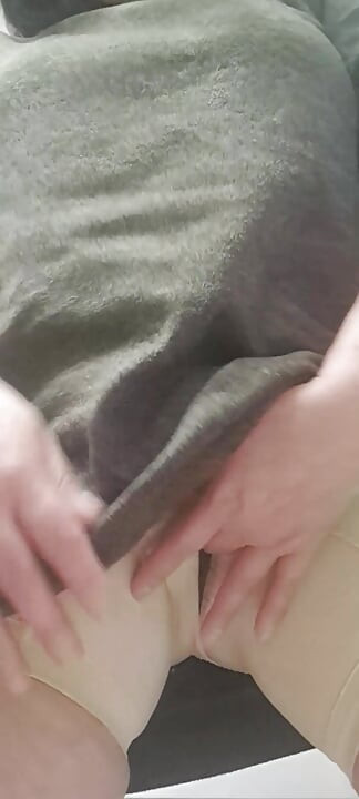 Ibu menarik vaginanya yang gemuk keluar dari lubang di celana besarnya