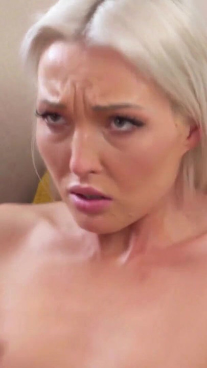 Emocionální okamžik z "Dane Jones Sbírá roztomilou blonďatou teenagerku Lovitu Fate pro hardcore romantický sex"
