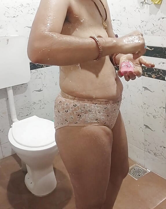 Indiancă Priya Bhabi Sexy Painty Show