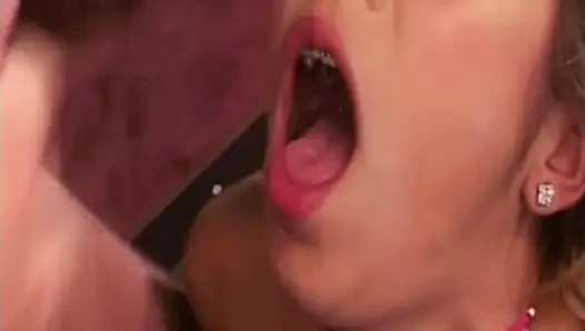 Sie Pisst Ihm Auf Den Billardtisch