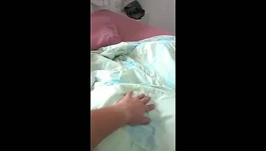 Будит мою сводную сестренку, чтобы помыть посуду.