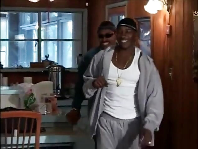 Crno-bijela dlakava pička dvostruko prodirana velikim crnim kurcem u guzici