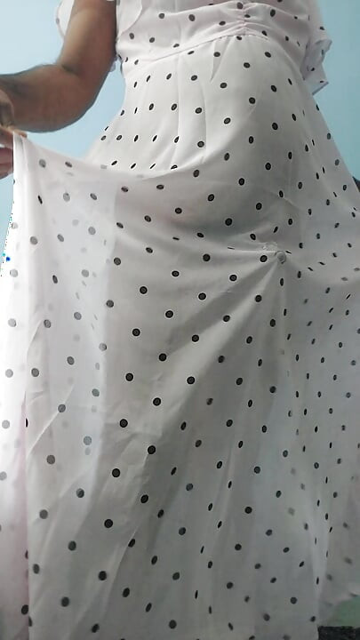 Cậu bé thủ dâm mặc một chiếc quần lót lụa xuyên qua polka polka màu hồng ướt át gawun