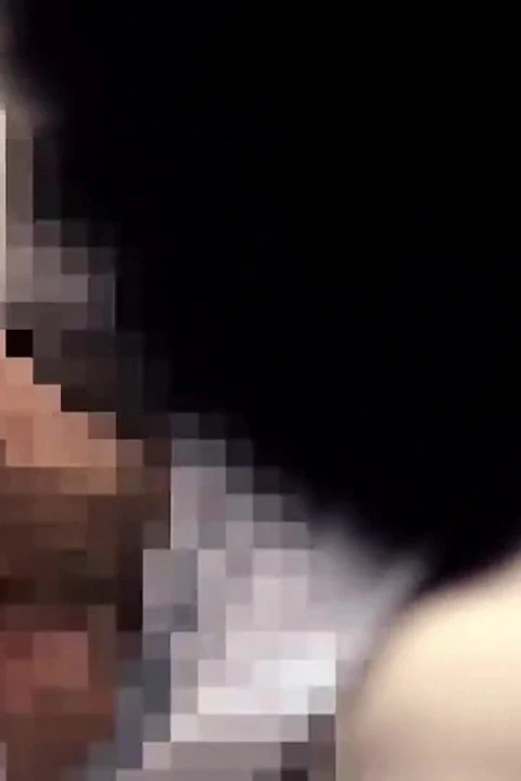 公交车拥挤的诱惑 - 被已婚女人包围, 她们把桌子对着他 - 第2部分