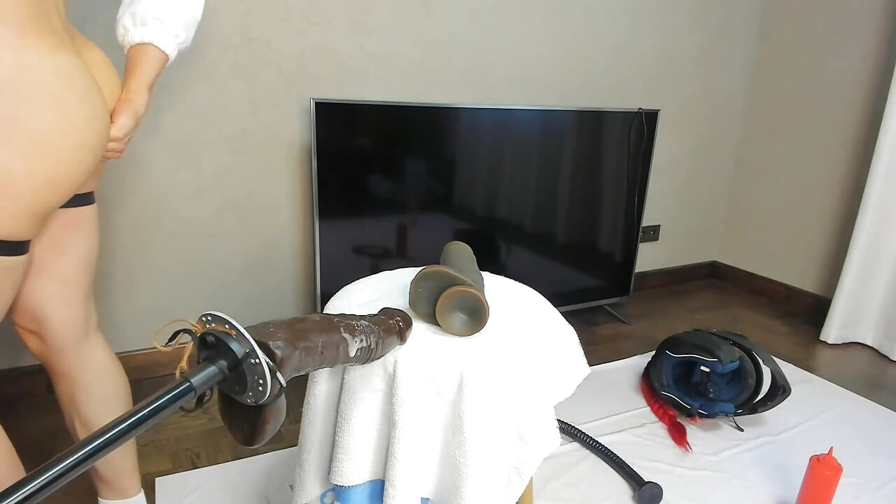 I'm Having Sex with a Sex Machine Using a Big Dildo, Posing and Twerking