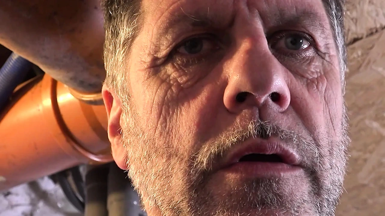 自愿的妻子在屁股上被狠操