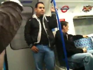 Cruising auf London Tube heißer bisexueller Typ harter Schwanz