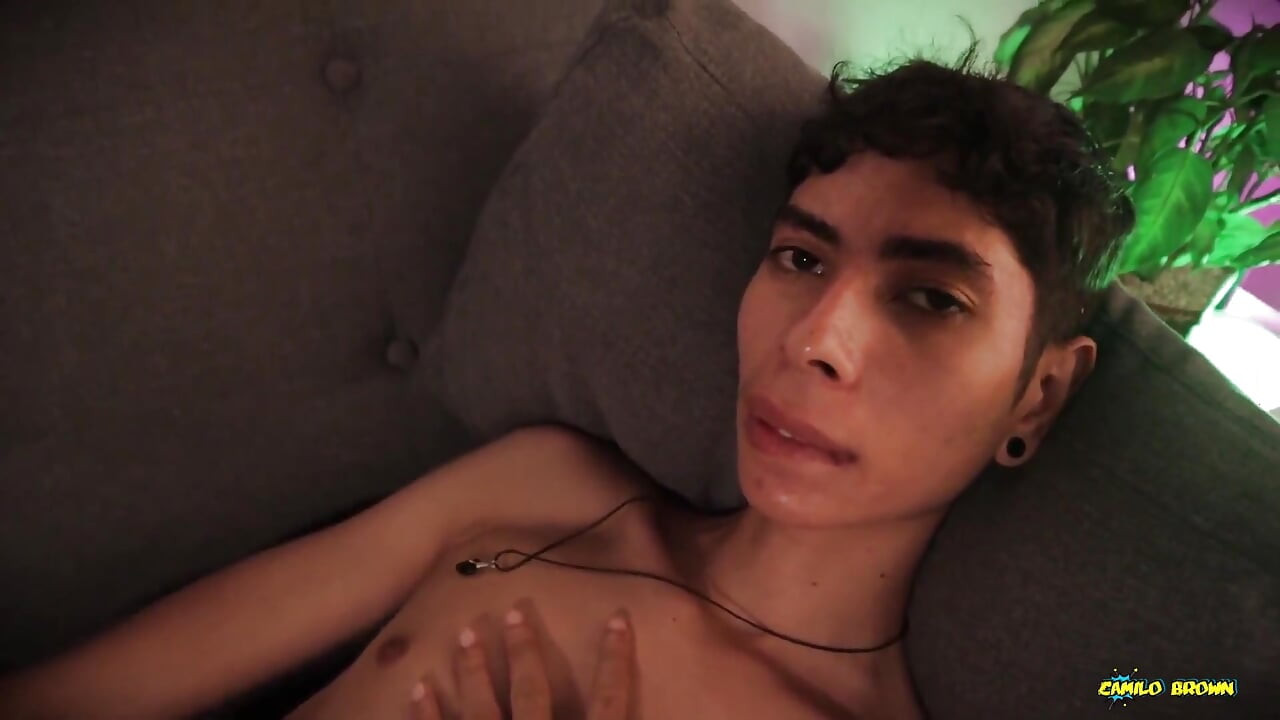 Vrući mršavi Twink Magic C drka svoj veliki kurac