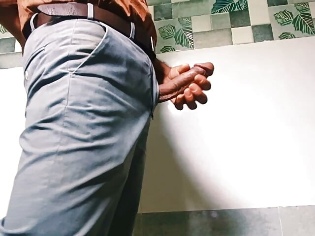 Viejo masturbándose la polla grande gay