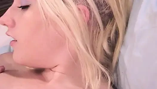 Zwei super heiße blonde teenager spielen mit sexspielzeug