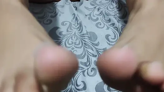 Evde yalnızım ve büyük siyah bir dildoyla amcığıma mastürbasyon yapmaya karar veriyorum ve fışkırtıyorum.