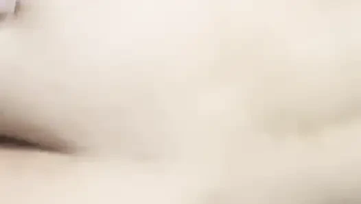 Я делю кровать с моей маленькой сводной сестрой