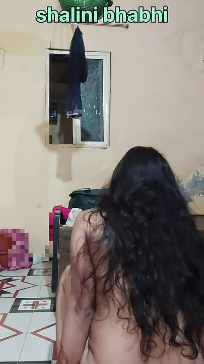 Shalini bhabhi ne padosi ko bulakar apni chut ki chatni chati