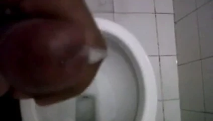 militar haciendo la paja