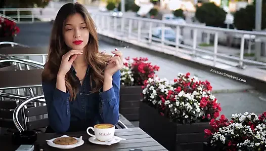 Manyetik Rus güzel sigara dumanı ile oynuyor