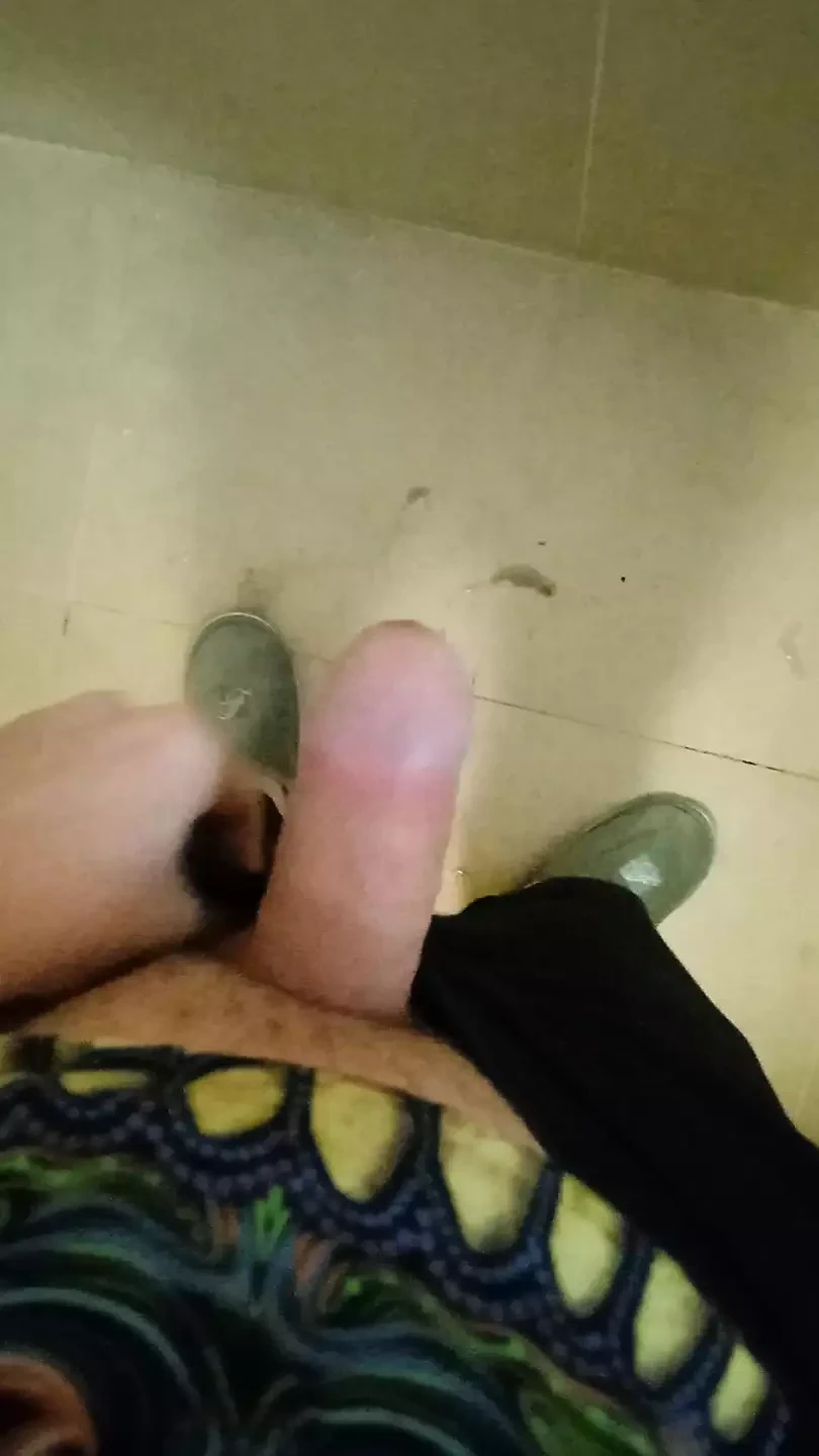 The neighbor was listening to music loudly, I decided to pee on his wall, to dilute the atmosphere as they say