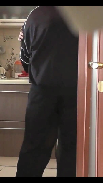 Bini memanggil jiran di dapur membetulkan cerek apabila suami tiada. Si Dia mengongkek pepek gaya doggy di atas katil di bilik tidur dan pancutan mani | Klip 1