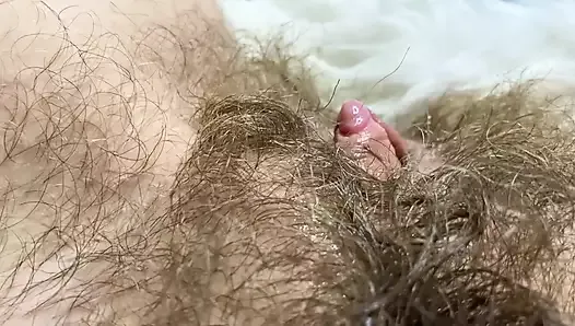 巨大な勃起したクリトリスを持つ膣が犯される–大きなオーガズム