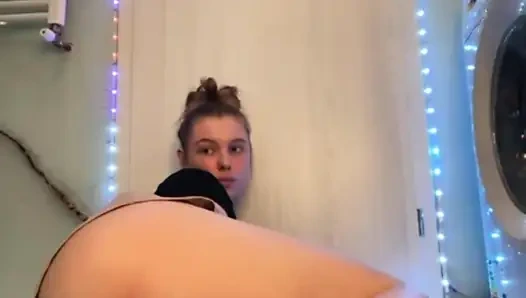 Jucielussie masturbiert auf dem badezimmer in nahaufnahme