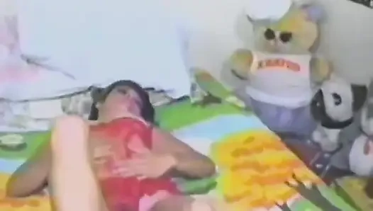 Cewek rambut cokelat dengan toket kecil ini lagi asik ngentot dildo kayak kontol