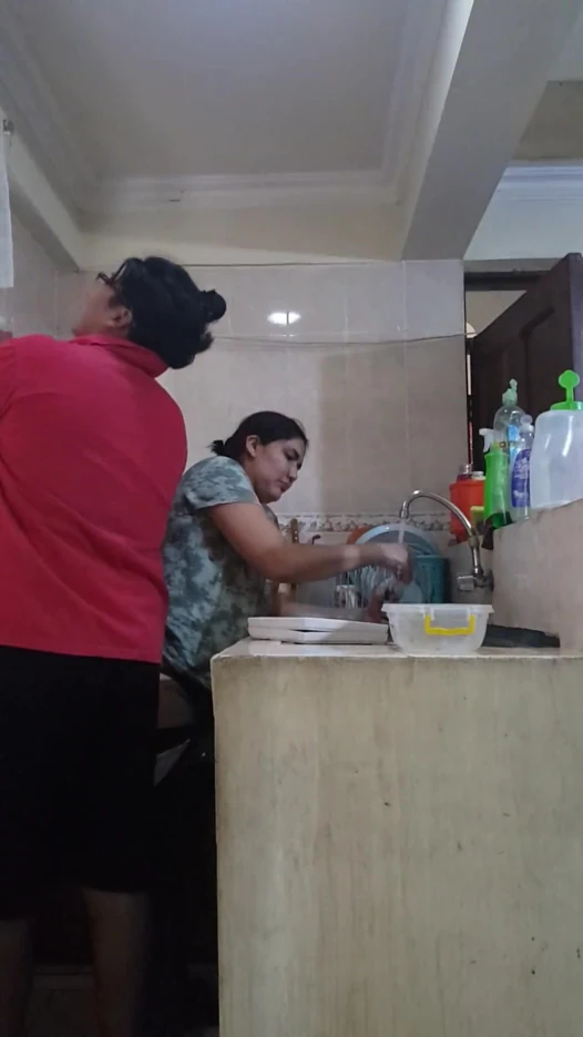 Cewek semok latina dientot habis-habisan di dapur