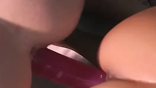 Vollbusige blonde MILF genießt dampfenden lesbischen spaß am pool