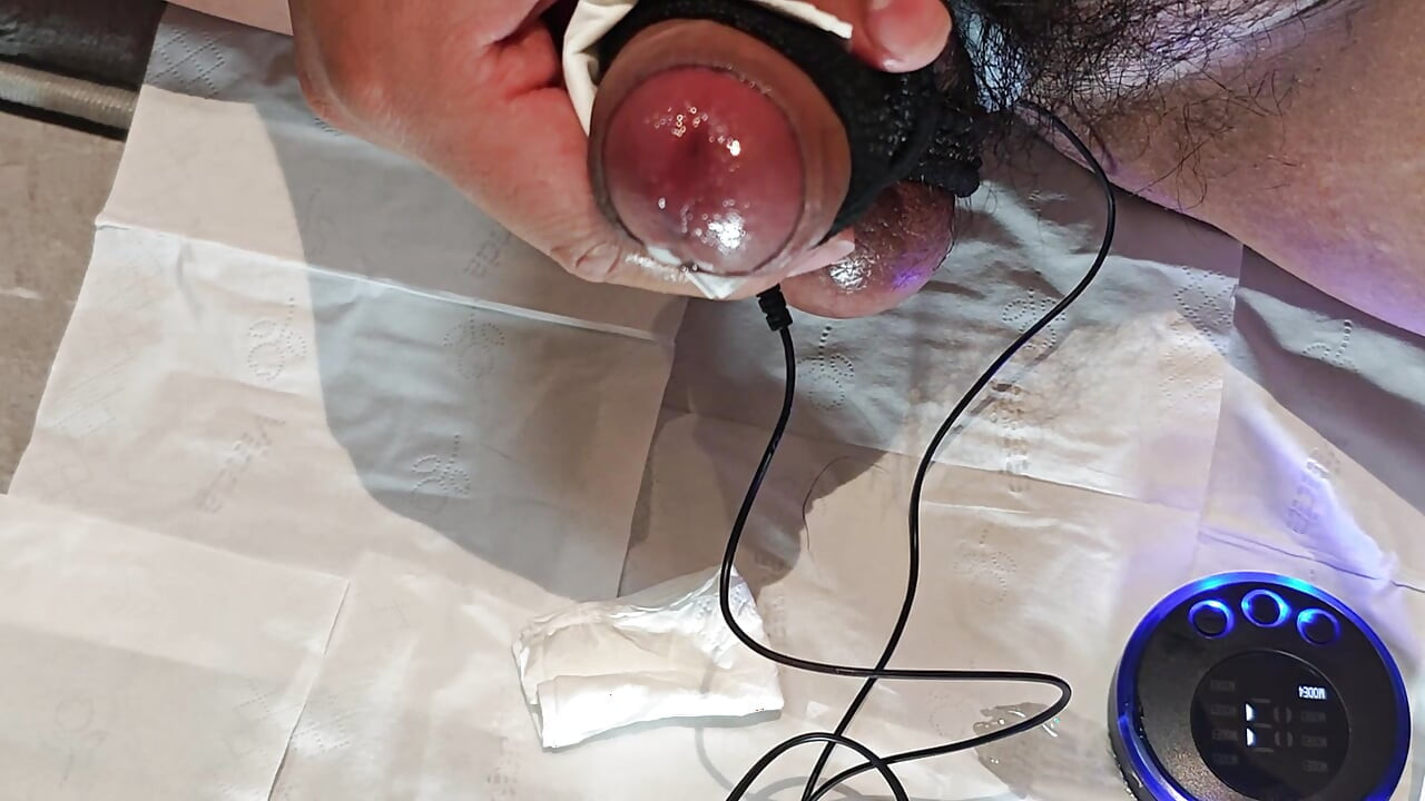 Zum ersten mal E-Stim schwanz &eier lassen mich wie eine verzweifelte schlampe stöhnen - strom kontrolliert mein abspritzen!