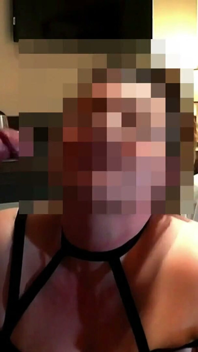 Yüzüme boşalmak için dizlerimin üstüne oturmadan önce patronuma büyük orta yaşlı seksi kadın göğüslerimi gösteriyorum | Klip 1