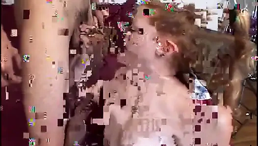 Pembe memeli edepsiz sarışın sakso çekmeyi seviyor ve boynuna boşalıyor