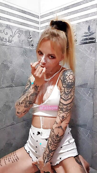 Cute babe tragándose un dildo enorme hasta el fondo, montándolo con intensidad, juego con semen falso y orgasmo descontrolado